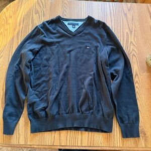 Tommy Hilfiger men’s vneck sweater black medium
